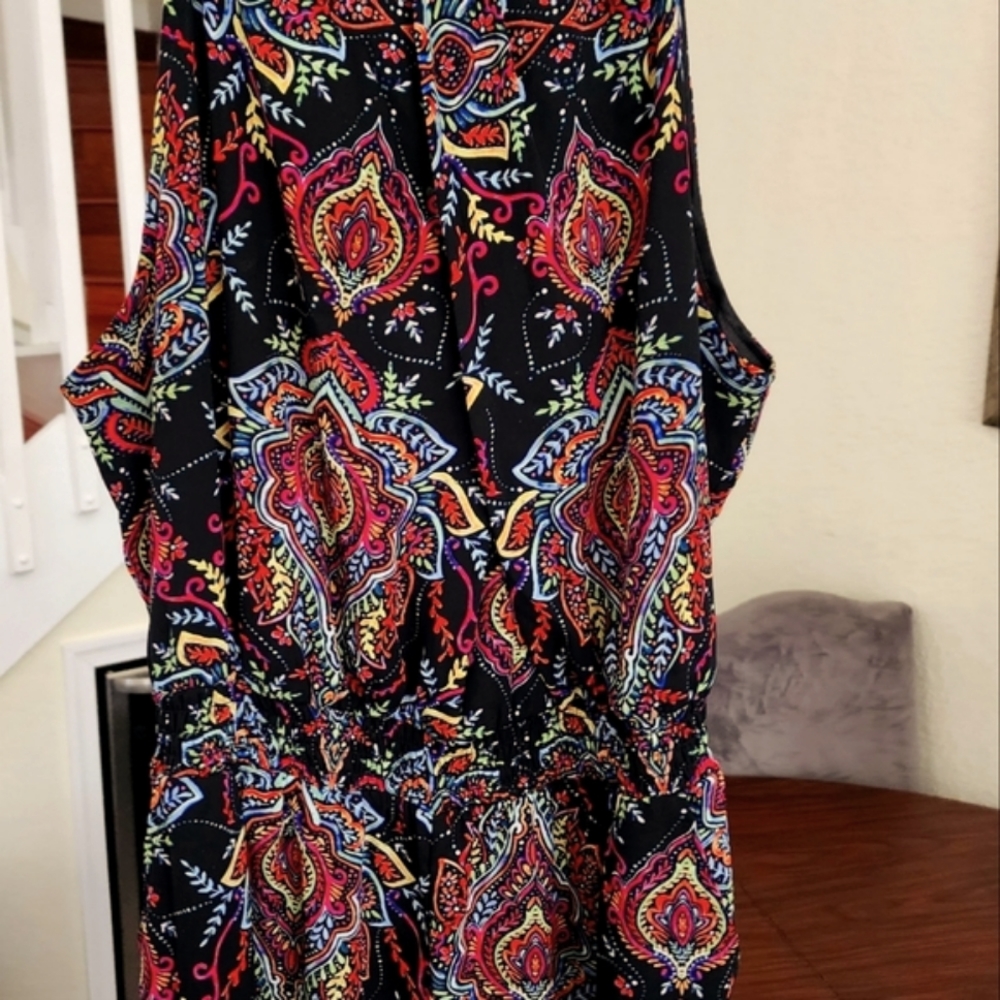 Sleeveless romper with pockets (shorts). Paisley Multi color. Lined.